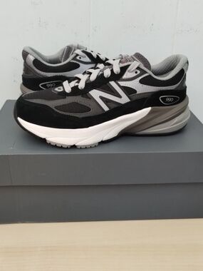4Y/5.5W New Balance 990v6 FuelCell Athletic Sneakers Black & Gray